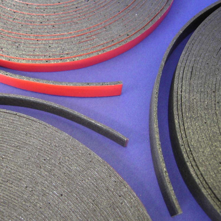 Expandable sealing strip